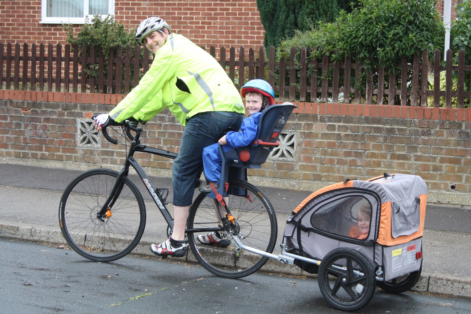 Paul, ready to hit the road with his 2 children Paul, ready to hit the road with his 2 children
